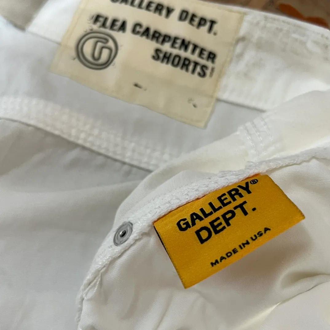 Details of accessories GALLERY DEPT. FLEA CARPENTER SHORTS Ink knife-cut mud-dyed denim shorts Destroyed VINTAGE distressed denim shorts Distressed white S-XL Rewashed cement dyed to make old Knife cut holes and cat whiskers worn away Customized complete set of accessories with logo Handmade acrylic splash-ink graffiti